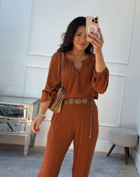 Blusas em decote V: Looks com essa peça versátil e atemporal
