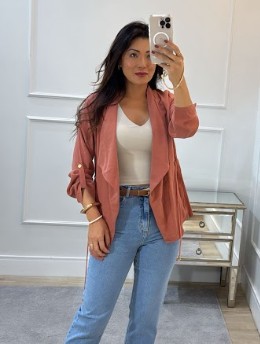 Looks femininos com uma jaqueta de couro