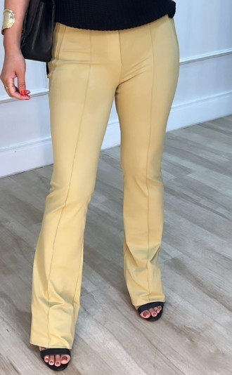 Looks femininos com uma calça flare