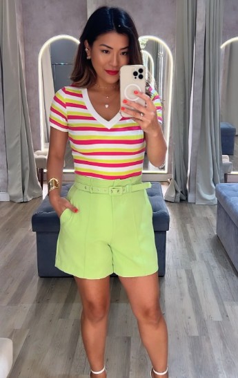 Look feminino com um short alfaiataria