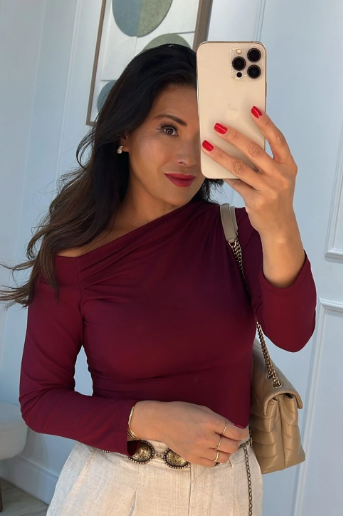 O que combina com uma blusa de ombro vazado?